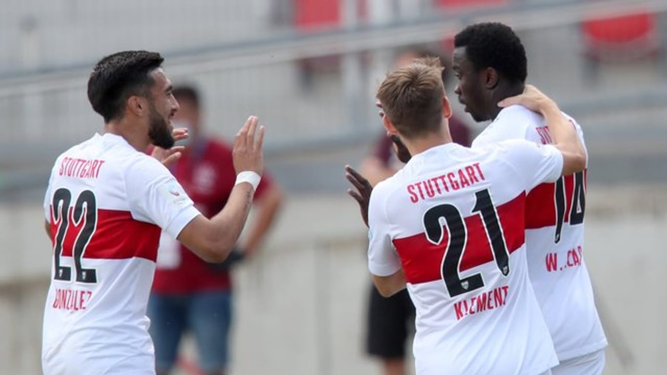 Der Stuttgarter Silas Wamangituka (r) jubelt mit Nicolas Gonzalez (l) und Philipp Klement über seinen Treffer zum 1:0.