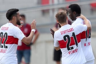 Der Stuttgarter Silas Wamangituka (r) jubelt mit Nicolas Gonzalez (l) und Philipp Klement über seinen Treffer zum 1:0.