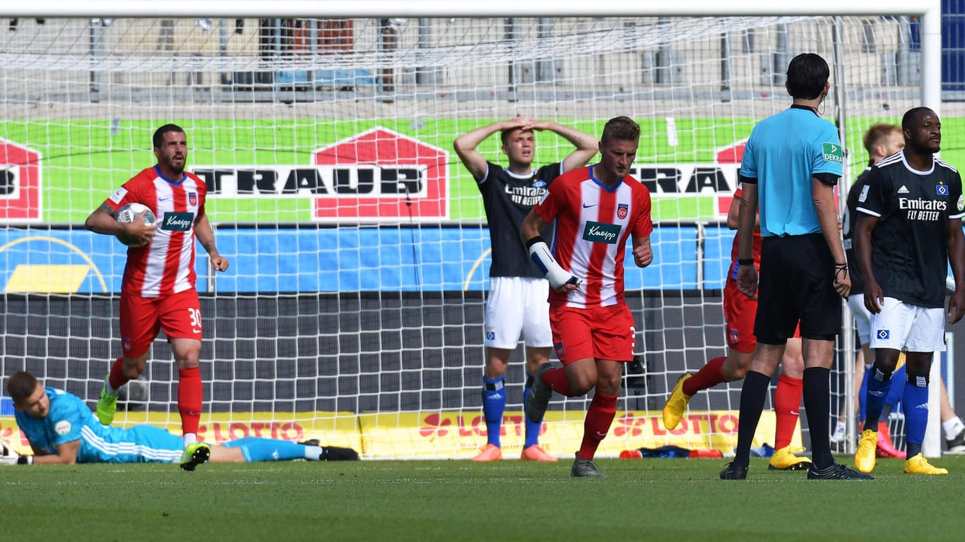 Ziel Bundesliga: Der HSV um Jordan Beyer (3. v. l.) hat nach der Pleite in Heidenheim die schlechteste Ausgangsposition im Aufstiegsrennen.