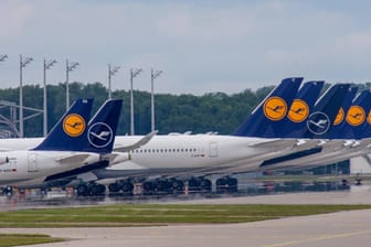 Flugzeuge der Lufthansa am Boden: Findet sich keine Mehrheit für die Rettungsmaßnahmen droht der Fluggesellschaft die Insolvenz.