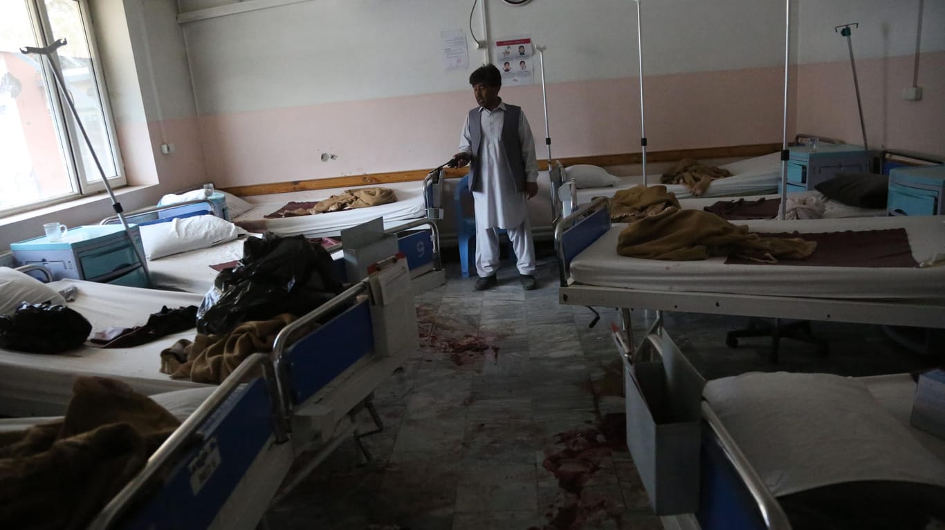 Ein Krankenhauszimmer nach einem Angriff im Mai: Inmitten der Corona-Pandemie gab es vermehrt gezielte Angriffe auf medizinische Einrichtungen.