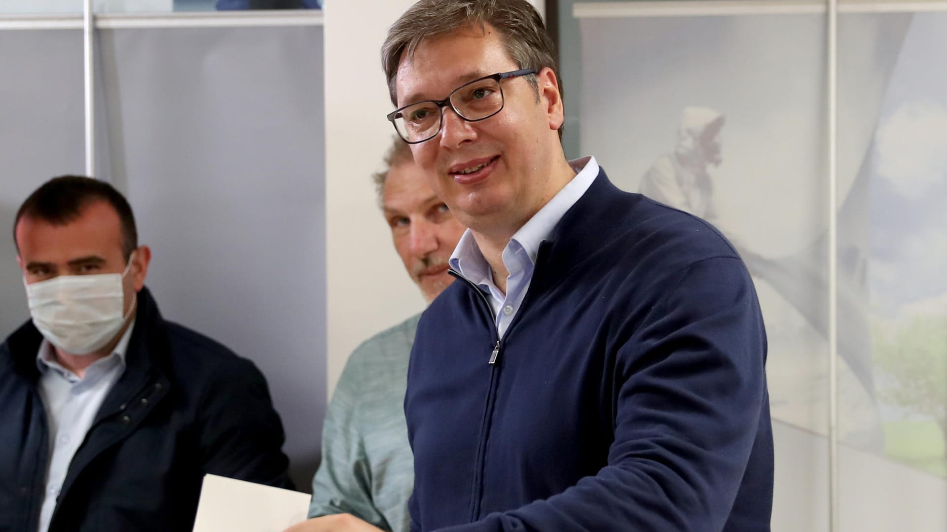Aleksandar Vucic bei der Stimmabgabe: Der serbische Präsident steht in der Kritik, da er das Land zunehmend autoritär regiert.giert. Aleksandar Vucic bei der Stimmabgabe: Der serbische Präsident steht in der Kritik, da er das Land zunehmend autoritär regiert.giert.
