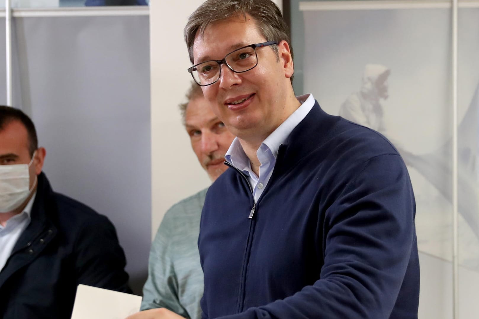 Aleksandar Vucic bei der Stimmabgabe: Der serbische Präsident steht in der Kritik, da er das Land zunehmend autoritär regiert.giert.