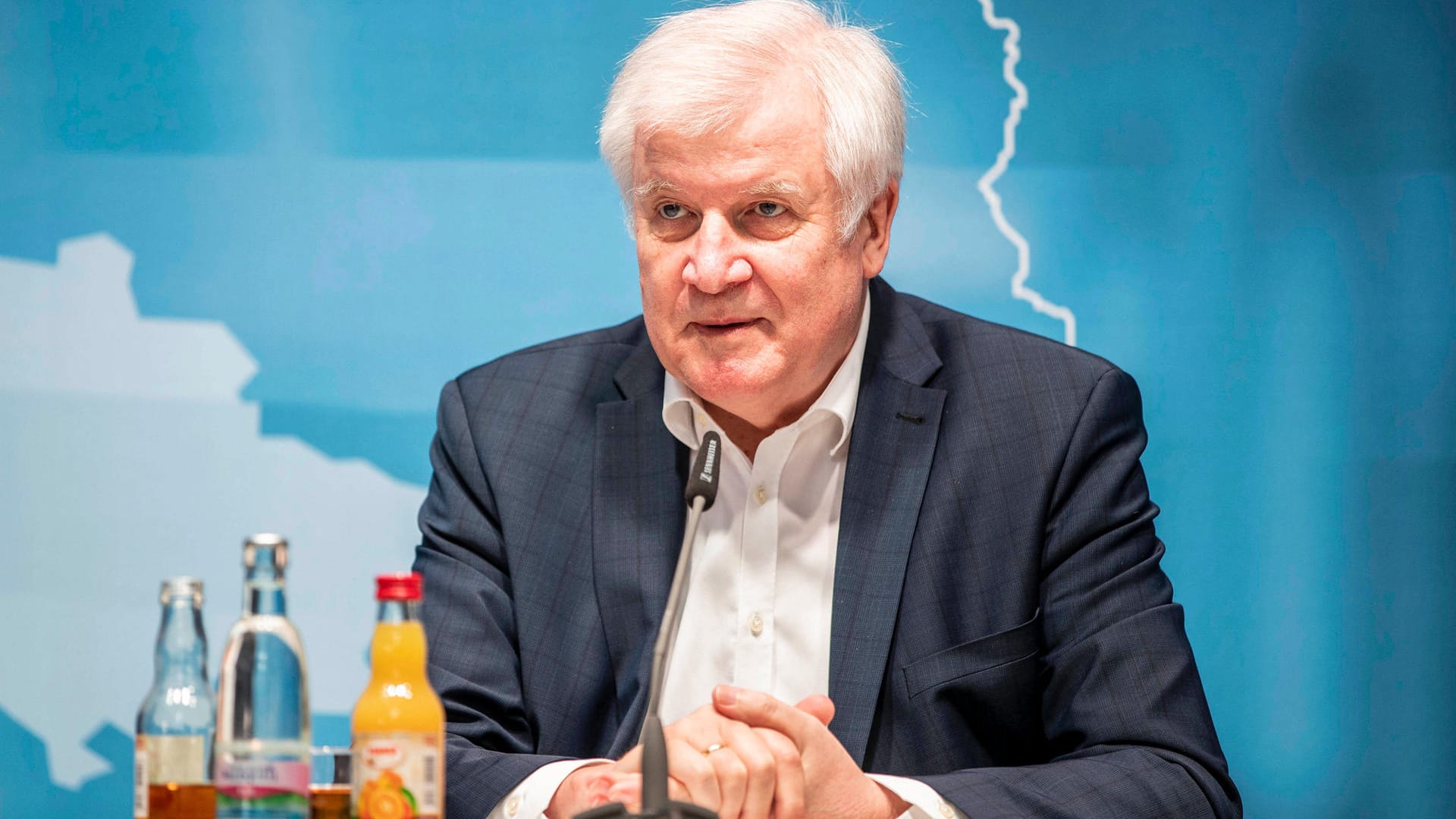 Horst Seehofer: Der Innenminister sprach von einem "unsäglichen Artikel" und will Strafanzeige gegen die Autorin stellen.