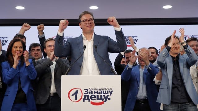 Präsident Aleksandar Vucic feiert im Hauptquartier der Serbischen Fortschrittspartei (SNS) den Sieg seiner Partei. Präsident Aleksandar Vucic feiert im Hauptquartier der Serbischen Fortschrittspartei (SNS) den Sieg seiner Partei.
