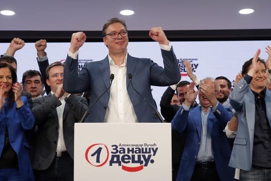 Präsident Aleksandar Vucic feiert im Hauptquartier der Serbischen Fortschrittspartei (SNS) den Sieg seiner Partei.