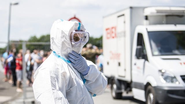 Ein Bundeswehr-Soldat im Schutzanzug und mit Mund-Nasenschutzmaske in Verl. Ein Bundeswehr-Soldat im Schutzanzug und mit Mund-Nasenschutzmaske in Verl.