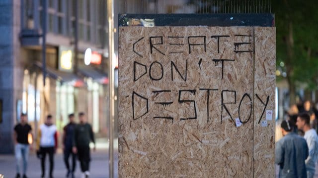 Die Worte "Create don't Destroy" (Erschaffe statt zu zerstören) stehen auf Holzplatten, mit denen in Stuttgart die beschädigte Scheibe einer Werbetafel abgedeckt worden ist. Die Worte "Create don't Destroy" (Erschaffe statt zu zerstören) stehen auf Holzplatten, mit denen in Stuttgart die beschädigte Scheibe einer Werbetafel abgedeckt worden ist.