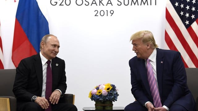US-Präsident Donald Trump trifft Wladimir Putin, Präsident von Russland, 2019 während eines bilateralen Treffens am Rande des G-20-Gipfels in Osaka. US-Präsident Donald Trump trifft Wladimir Putin, Präsident von Russland, 2019 während eines bilateralen Treffens am Rande des G-20-Gipfels in Osaka.