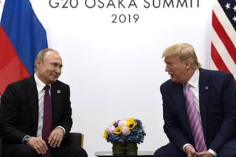 US-Präsident Donald Trump trifft Wladimir Putin, Präsident von Russland, 2019 während eines bilateralen Treffens am Rande des G-20-Gipfels in Osaka.
