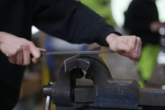 Auch mit einem durchschnittlichen Hauptschulabschluss können Jugendliche eine Ausbildung im Handwerk finden.