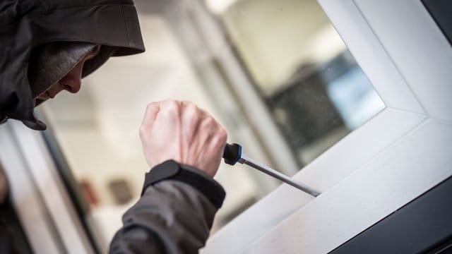 Viele Einbrecher klingeln an der Haustür.