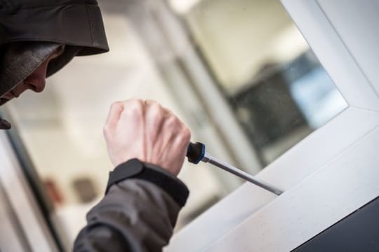 Viele Einbrecher klingeln an der Haustür.