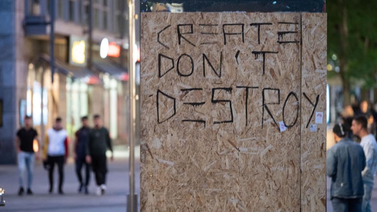 Die Worte "Create don't Destroy" (Erschaffe statt zu zerstören) stehen auf Holzplattenin in Stuttgart: Bei Auseinandersetzungen mit der Polizei hatten dutzende gewalttätige Kleingruppen in der vergangenen Nacht die Innenstadt verwüstet.