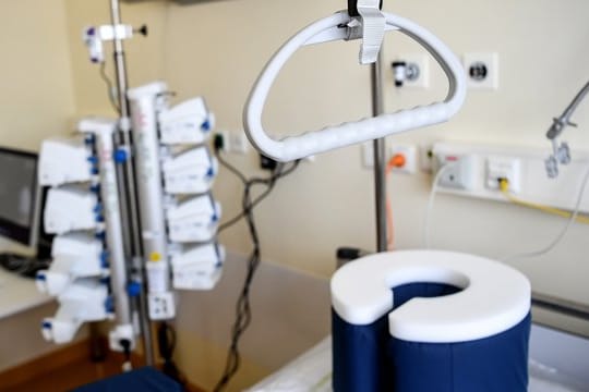 Zimmer auf einer Intensivstation für COVID-19-Patienten.