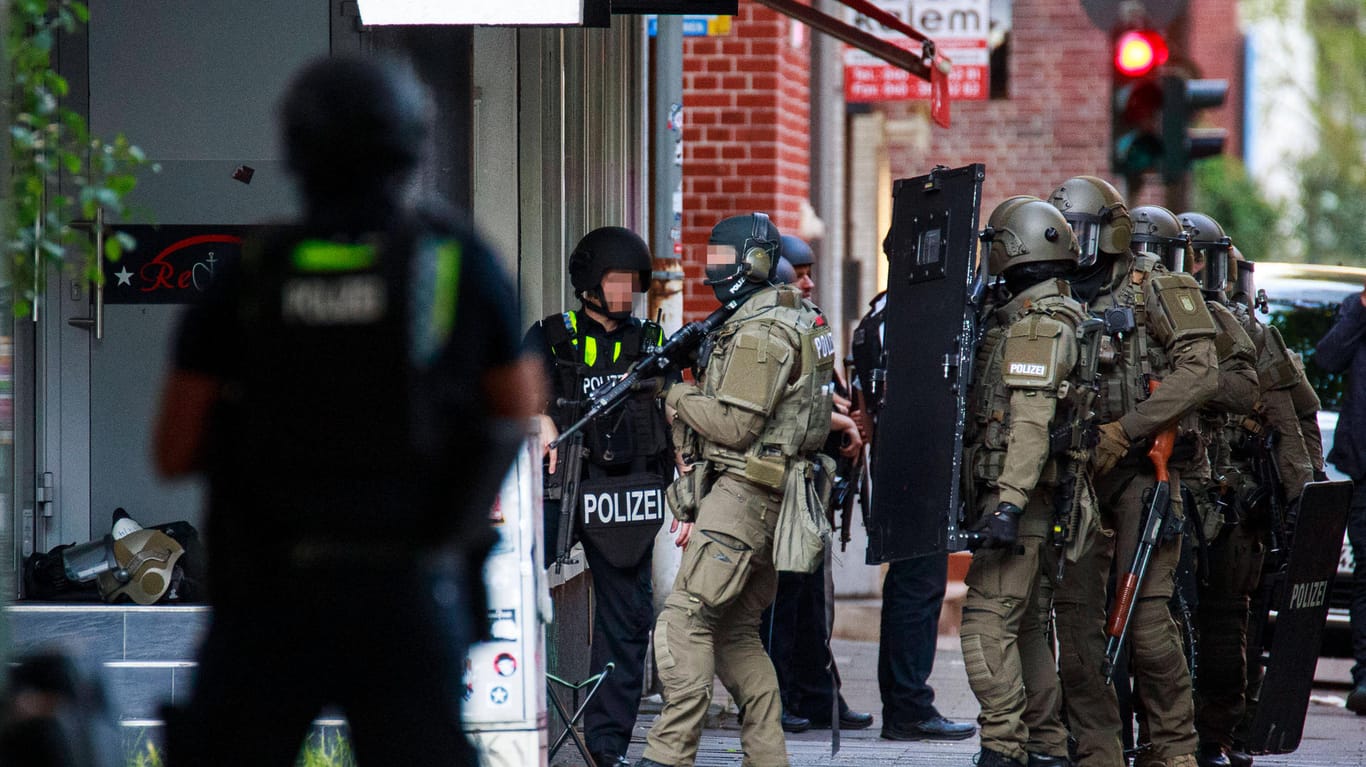 Die Polizei mit SEK-Kräften vor einem Mehrfamilienhaus in Hamburg-Wilhelmsburg: Ein Mann mit einer Waffe hatte dort einen Großeinsatz ausgelöst.