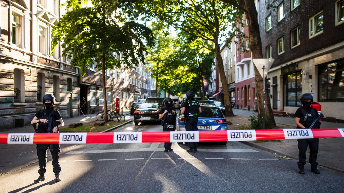 Teile der Fährstraße in Hamburg-Wilhelmsburg wurden am Sonntagabend abgeriegelt: Zeugen riefen die Polizei wegen einer mutmaßlichen Geiselnahme.