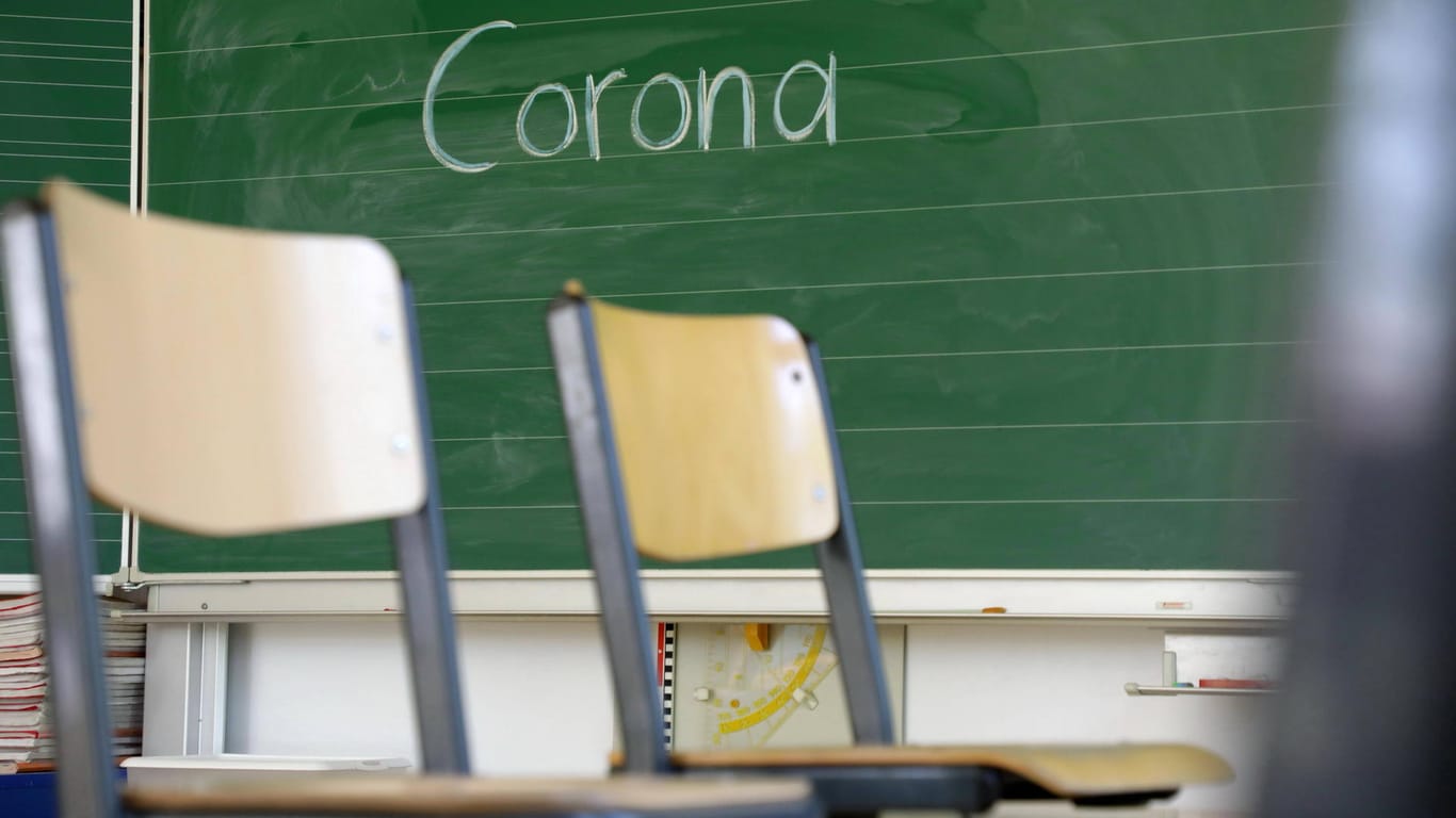 Stühle stehen auf einem Tisch in einem Klassenzimmer: Mehrere Schulen müssen wegen aktueller Corona-Fälle geschlossen werden.