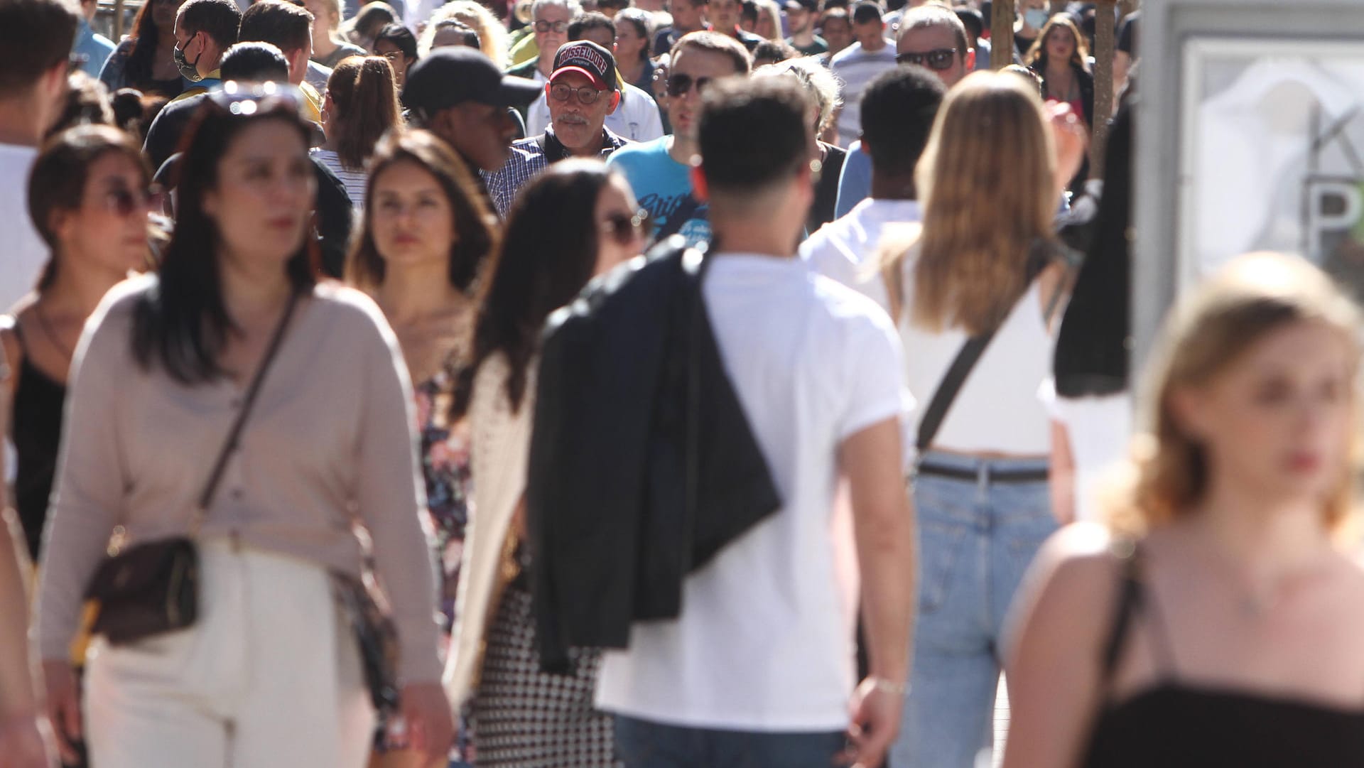 Passanten in der Düsseldorfer Innenstadt: Trotz der anhaltenden Corona-Krise fühlen sich die Menschen in Deutschland sehr sicher. Passanten in der Düsseldorfer Innenstadt: Trotz der anhaltenden Corona-Krise fühlen sich die Menschen in Deutschland sehr sicher.
