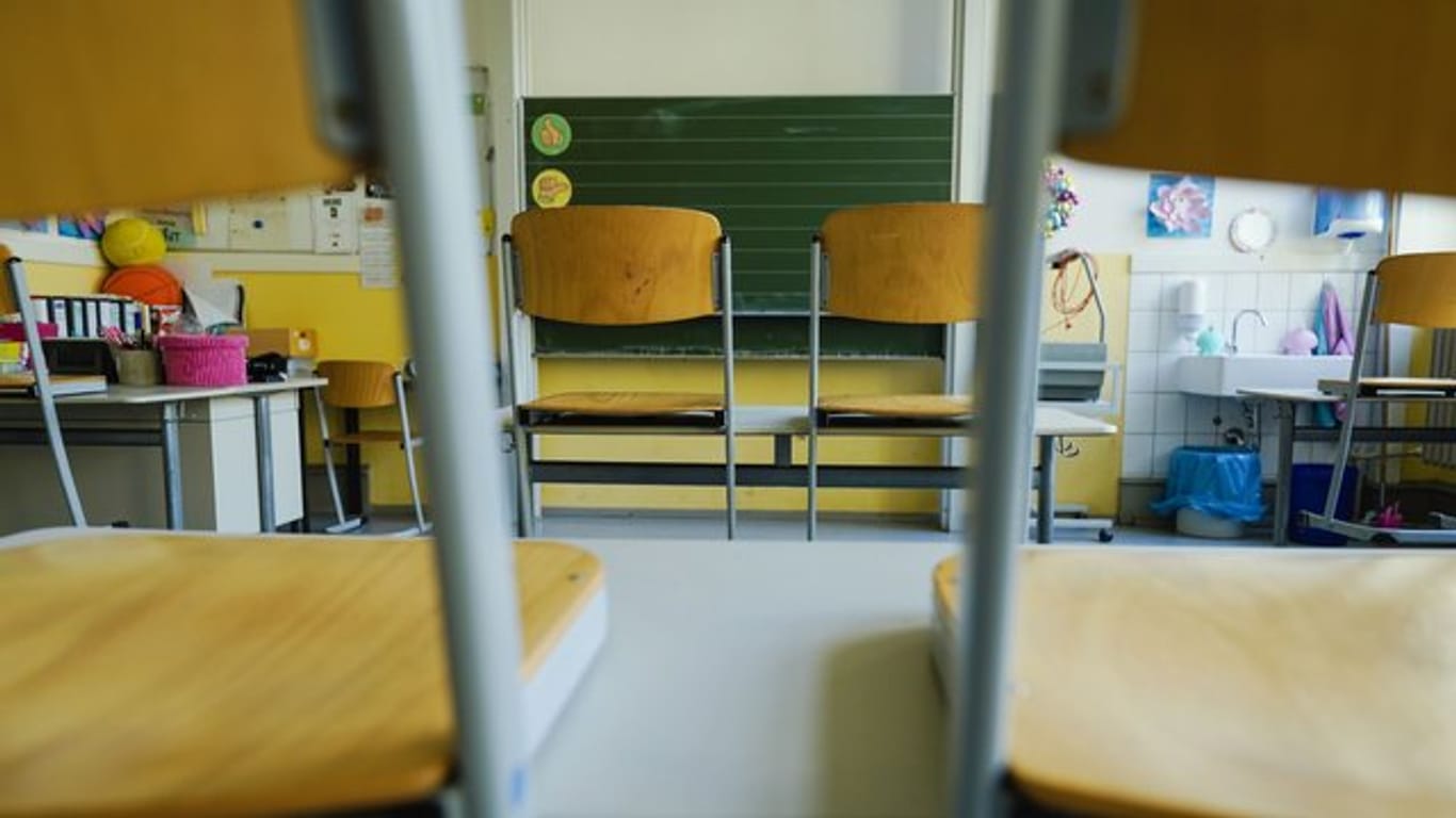 Leerer Klassenraum einer Schule in Baden-Württemberg.