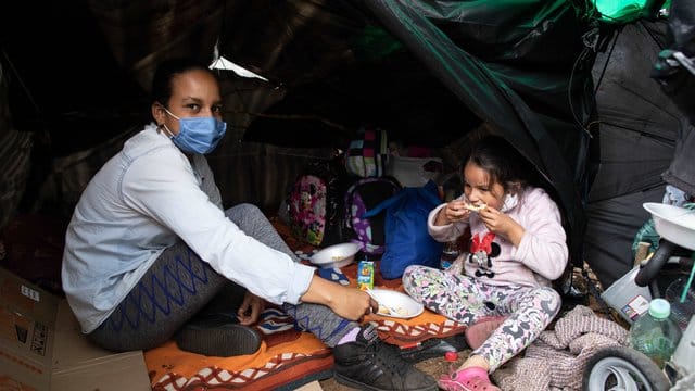 Hunderte Venezolaner hausen inmitten der Corona-Pandemie in einem Camp vor dem Busterminal im Norden der kolumbianischen Hauptstadt. Hunderte Venezolaner hausen inmitten der Corona-Pandemie in einem Camp vor dem Busterminal im Norden der kolumbianischen Hauptstadt.