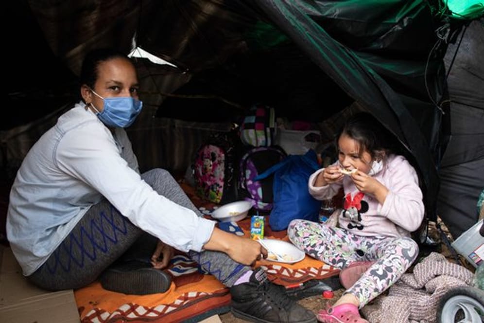 Hunderte Venezolaner hausen inmitten der Corona-Pandemie in einem Camp vor dem Busterminal im Norden der kolumbianischen Hauptstadt.