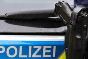 Eine Dienstwaffe der Polizei im Halfter (Symbolbild): Die Polizei Dortmund hat zwei Schüsse auf einen mutmaßlichen Dieb abgefeuert.