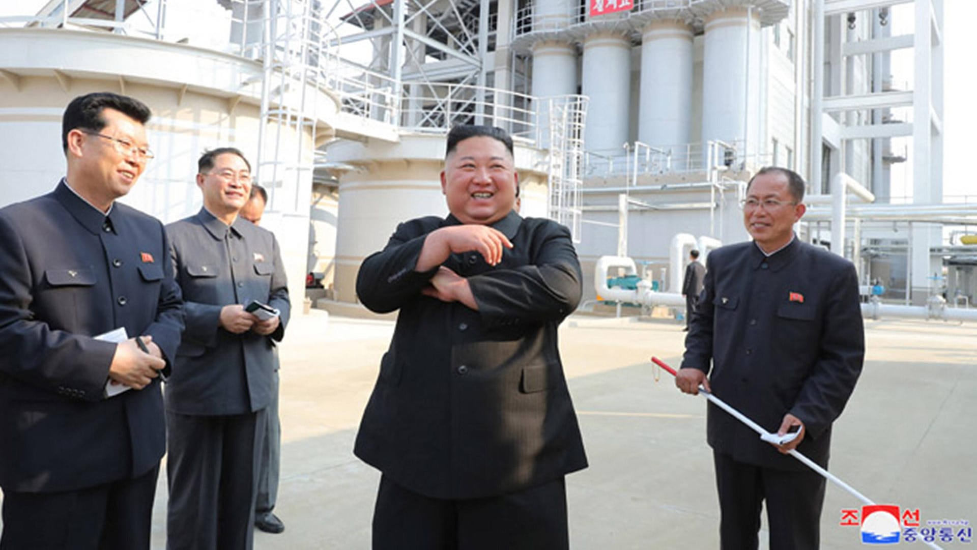 Nordkoreas Machthaber Kim Jong Un (zweiter von rechts, Archivfoto): Die Regierung in Pjöngjang will sich die Kritik aus Südkorea nicht bieten lassen und produziert jetzt eigene Flugblätter.