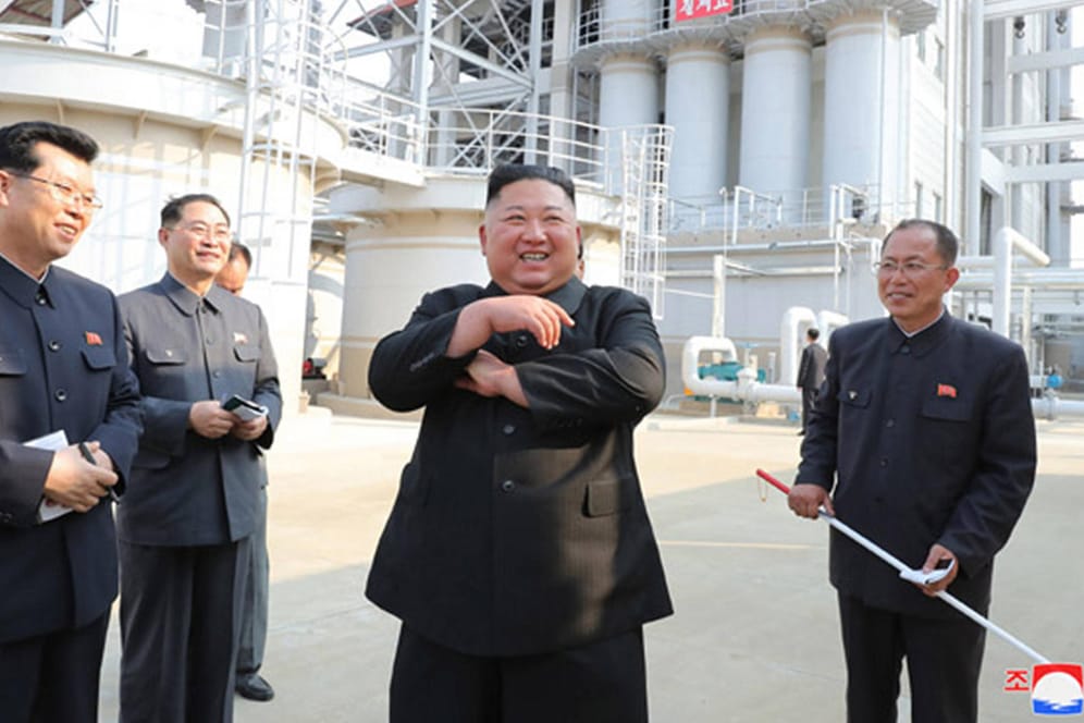 Nordkoreas Machthaber Kim Jong Un (zweiter von rechts, Archivfoto): Die Regierung in Pjöngjang will sich die Kritik aus Südkorea nicht bieten lassen und produziert jetzt eigene Flugblätter.