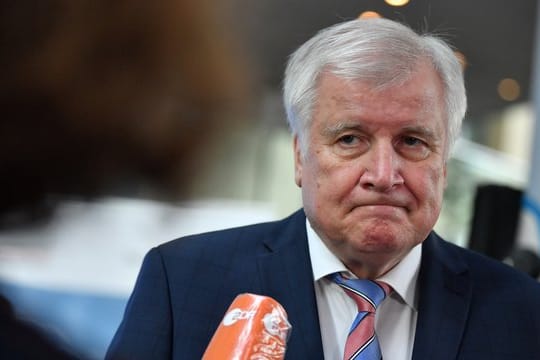 Horst Seehofer (CSU) spricht mit Journalisten: Die Vorstellung des Verfassungsschutzberichts wurde abgesagt.