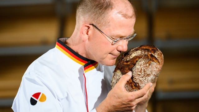 Stefan Keller, Bäckermeister und Brotsommelier, riecht an einem frischen Brot.