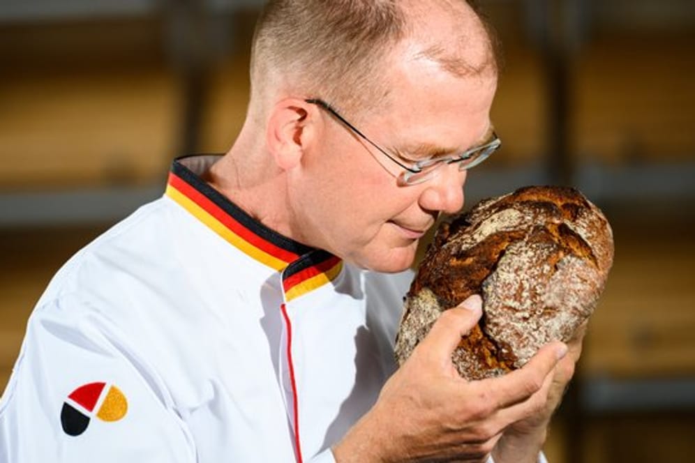 Stefan Keller, Bäckermeister und Brotsommelier, riecht an einem frischen Brot.