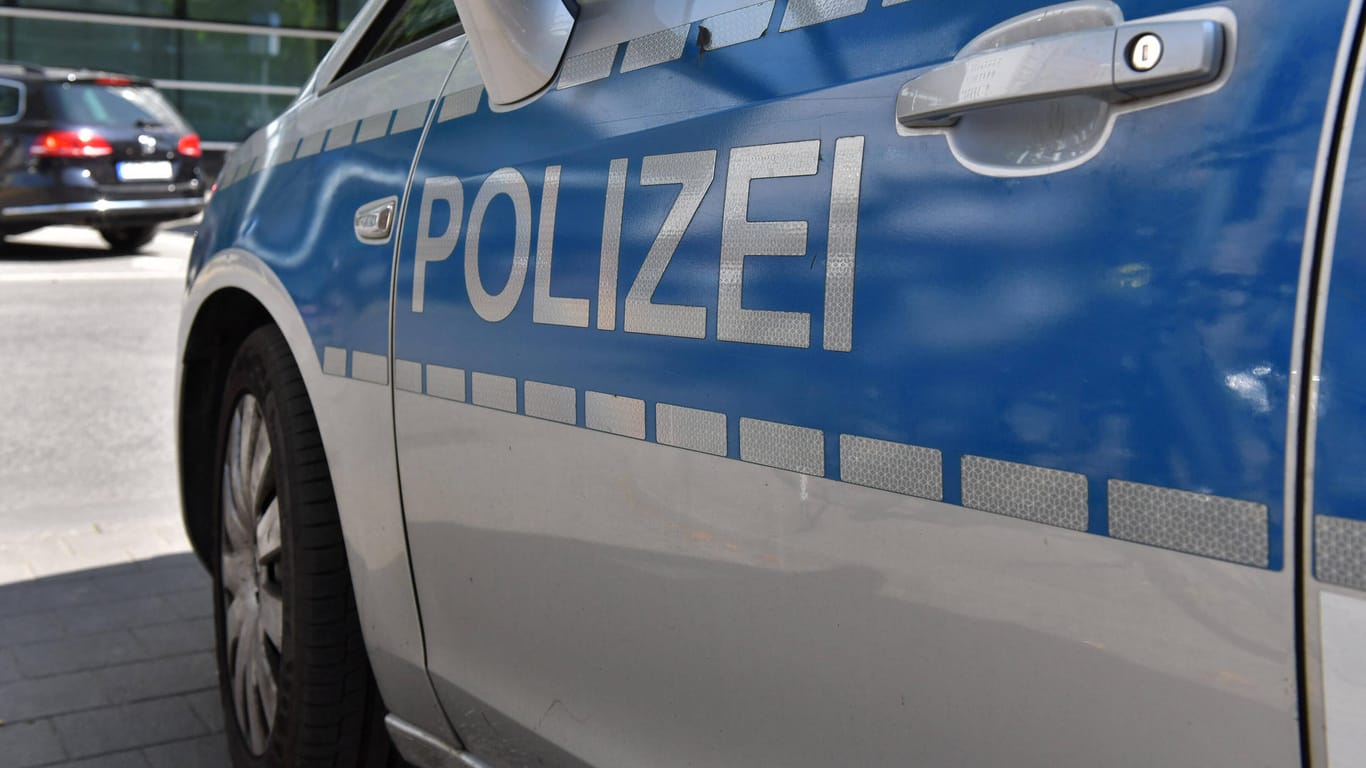 Ein Streifenwagen der Frankfurter Polizei (Symbolbild): Ein unangemeldeter Videodreh löste einen Einsatz aus.