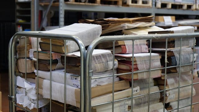 Bücher, die nach der Gefriertrocknung in Binden gewickelt sind, warten auf ihre Restauration. Bücher, die nach der Gefriertrocknung in Binden gewickelt sind, warten auf ihre Restauration.