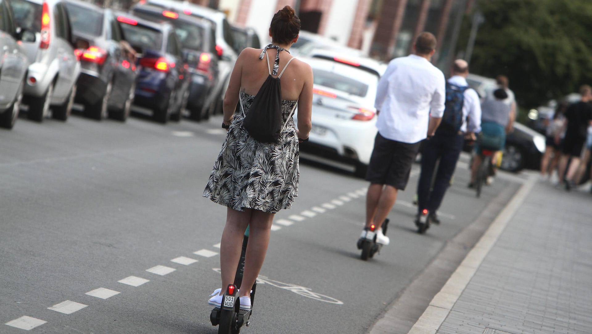 E-Roller: Elektro-Scooter sind mittlerweile ein beliebtes, unkompliziertes Fortbewegungsmittel in deutschen Städten.