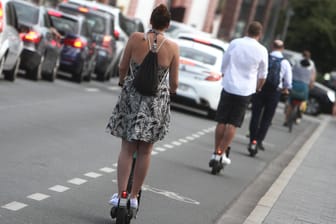 E-Roller: Elektro-Scooter sind mittlerweile ein beliebtes, unkompliziertes Fortbewegungsmittel in deutschen Städten.