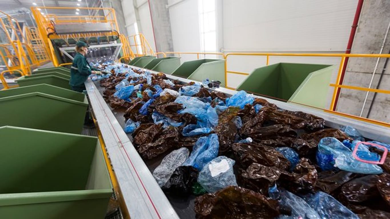 Plastikflaschen auf dem Fließband einer Plastik-Recyclingfabrik in Rumänien.