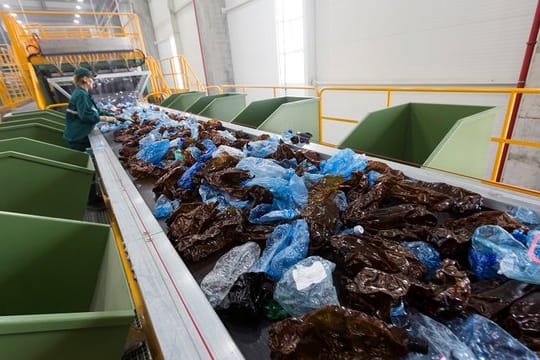 Plastikflaschen auf dem Fließband einer Plastik-Recyclingfabrik in Rumänien.