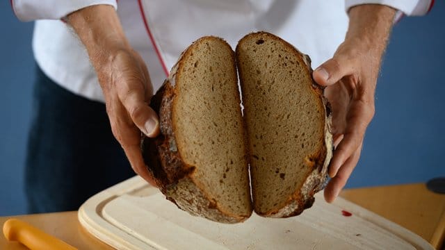 Brotsommeliers führen Brotverkostungen durch und klären auf, welches Brot zu welchen Speisen und Getränken passt.