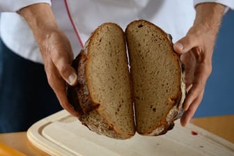 Brotsommeliers führen Brotverkostungen durch und klären auf, welches Brot zu welchen Speisen und Getränken passt.