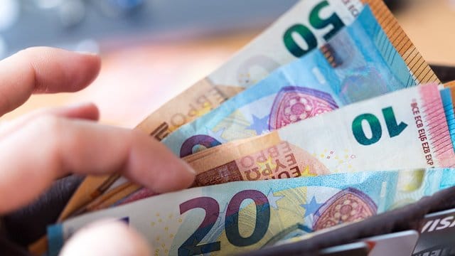 Laut Statistischem Bundesamt sind die Lebenshaltungskosten in den meisten Nachbarstaaten günstiger als in Deutschland. Laut Statistischem Bundesamt sind die Lebenshaltungskosten in den meisten Nachbarstaaten günstiger als in Deutschland.