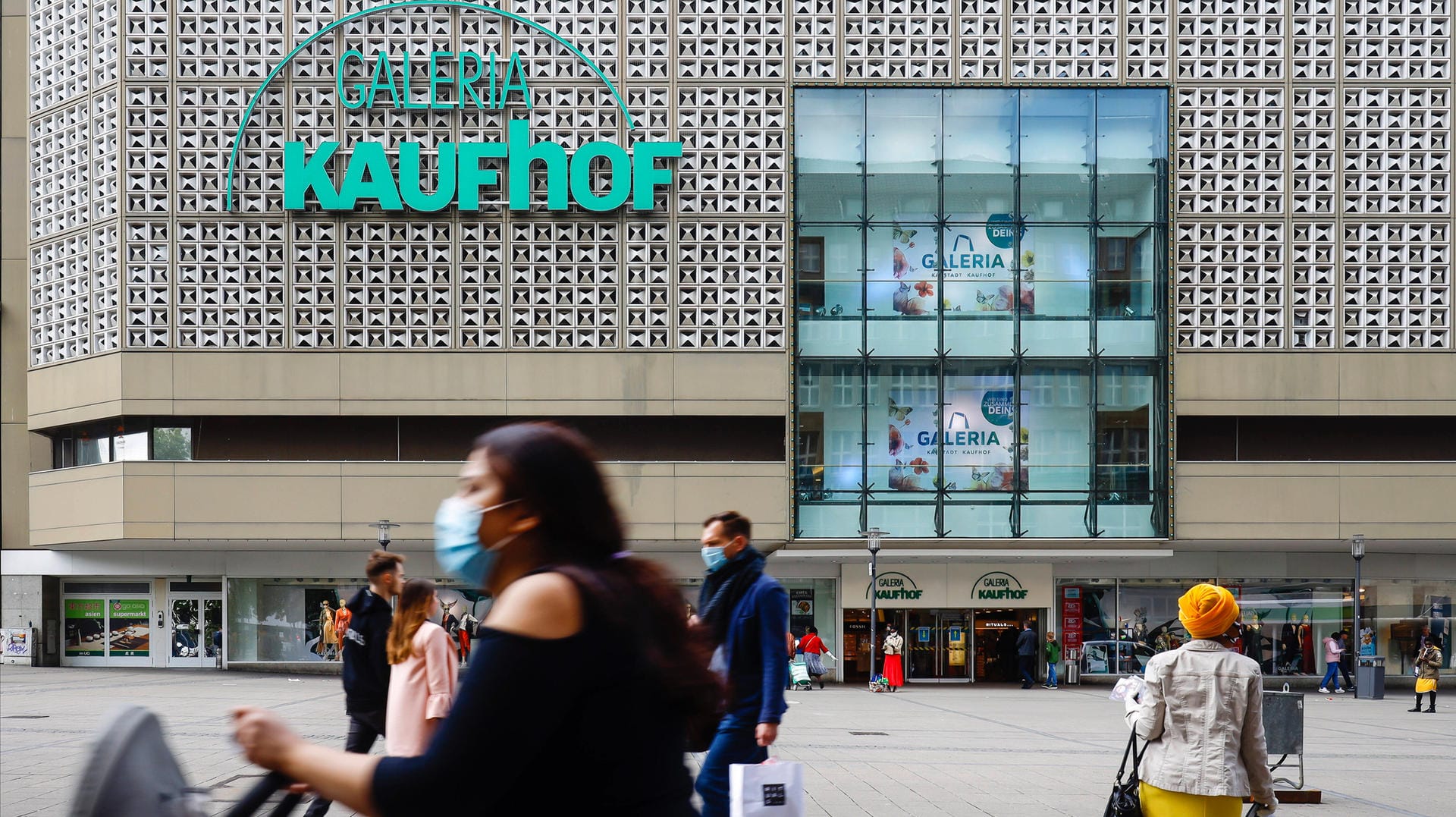 Passanten gehen an der Galeria-Kaufhof-Filiale am Willy-Brandt-Platz vorbei: Ausgerechnet am Stammsitz des Unternehmens schließen beide Warenhäuser.