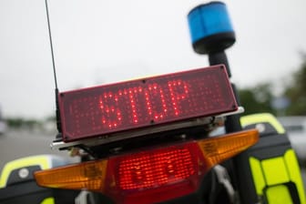 "Stop" steht auf einer Anzeige eines Polizeimotorrads