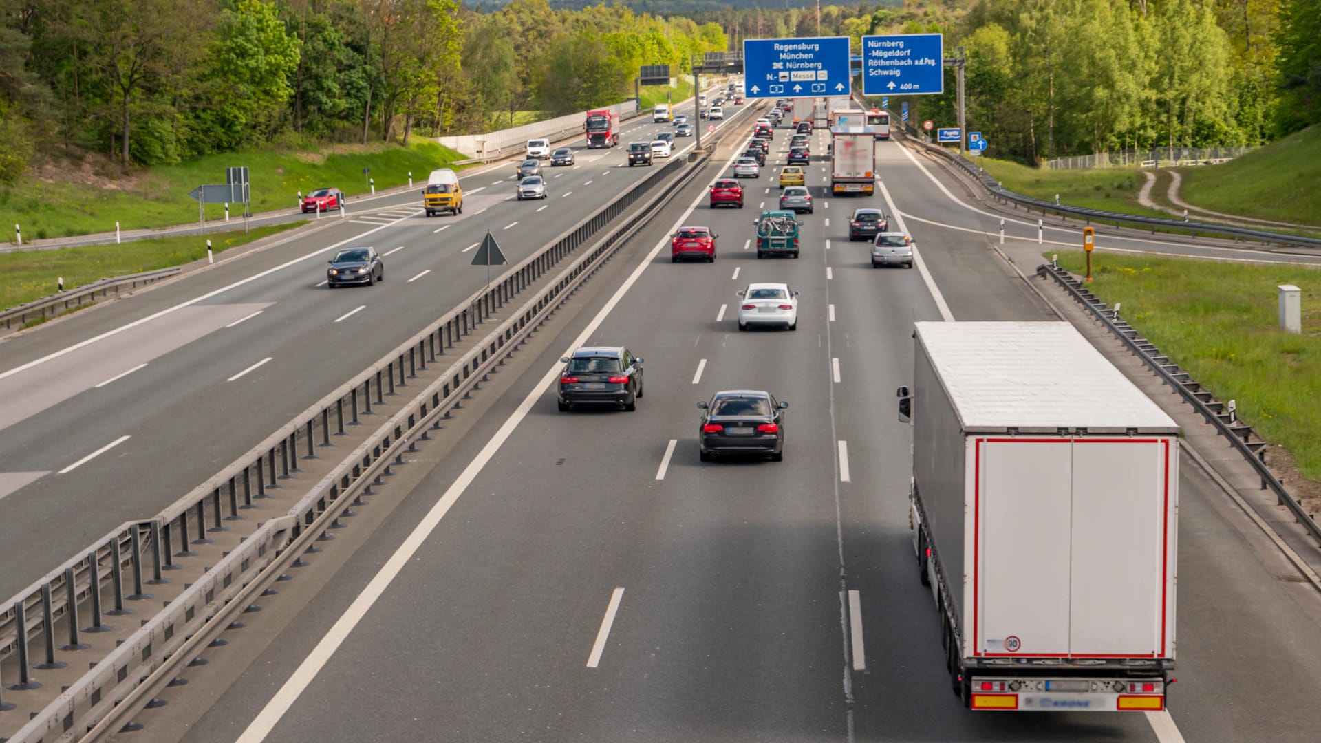 Autobahn: Durch Reisende wird jährlich anlässlich der Sommerferien auf den Straßen ein erhöhtes Verkehrsaufkommen verzeichnet.