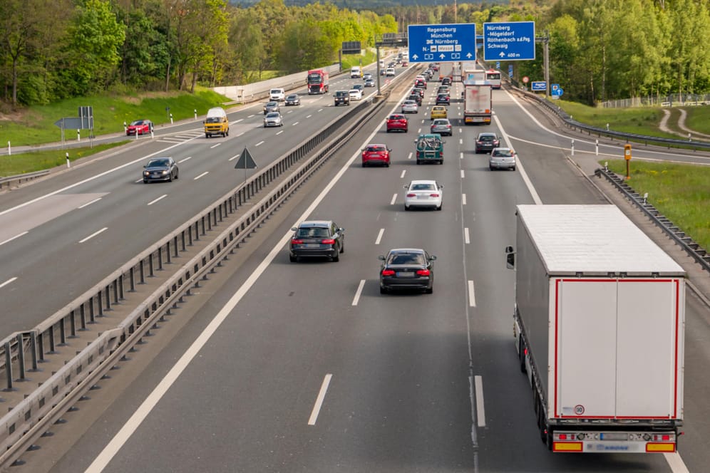 Autobahn: Durch Reisende wird jährlich anlässlich der Sommerferien auf den Straßen ein erhöhtes Verkehrsaufkommen verzeichnet.
