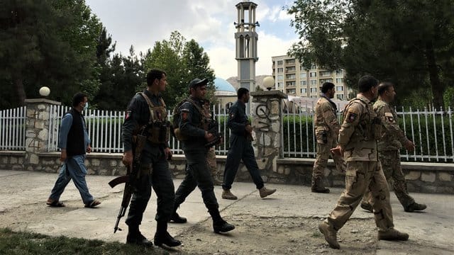Mitglieder der afghanischen Sicherheitskräfte am Ort eines Anschlags in Kabul. Mitglieder der afghanischen Sicherheitskräfte am Ort eines Anschlags in Kabul.