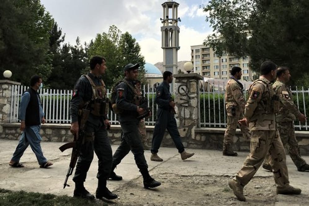 Mitglieder der afghanischen Sicherheitskräfte am Ort eines Anschlags in Kabul.