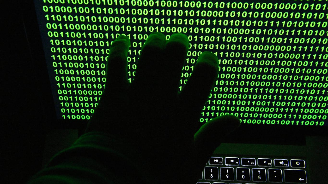 Binär-Code auf Bildschirm eines Laptops: Mutmaßliche Betreiber eines Darknet-Webshops werden nun angeklagt.