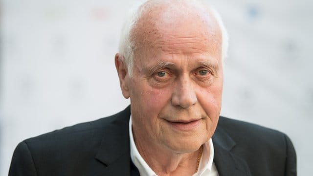 Otto Pfister, früherer Trainer und Fußball-Weltenbummler, kritisiert den BVB für seinen Umgang mit Mario Götze: Er hätte mehr Vertrauen vom Bundesligisten erwartet.