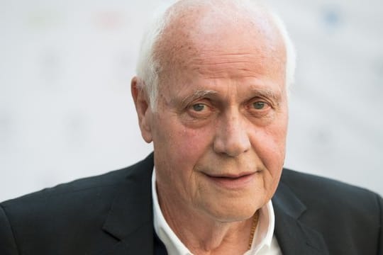 Otto Pfister, früherer Trainer und Fußball-Weltenbummler, kritisiert den BVB für seinen Umgang mit Mario Götze: Er hätte mehr Vertrauen vom Bundesligisten erwartet.